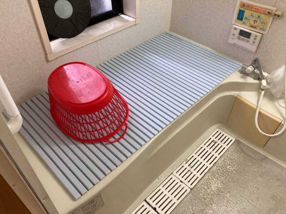 施工前：長年使用してきた浴室は、使い勝手には慣れていたものの、設備の老朽化や掃除のしにくさが気になるように。